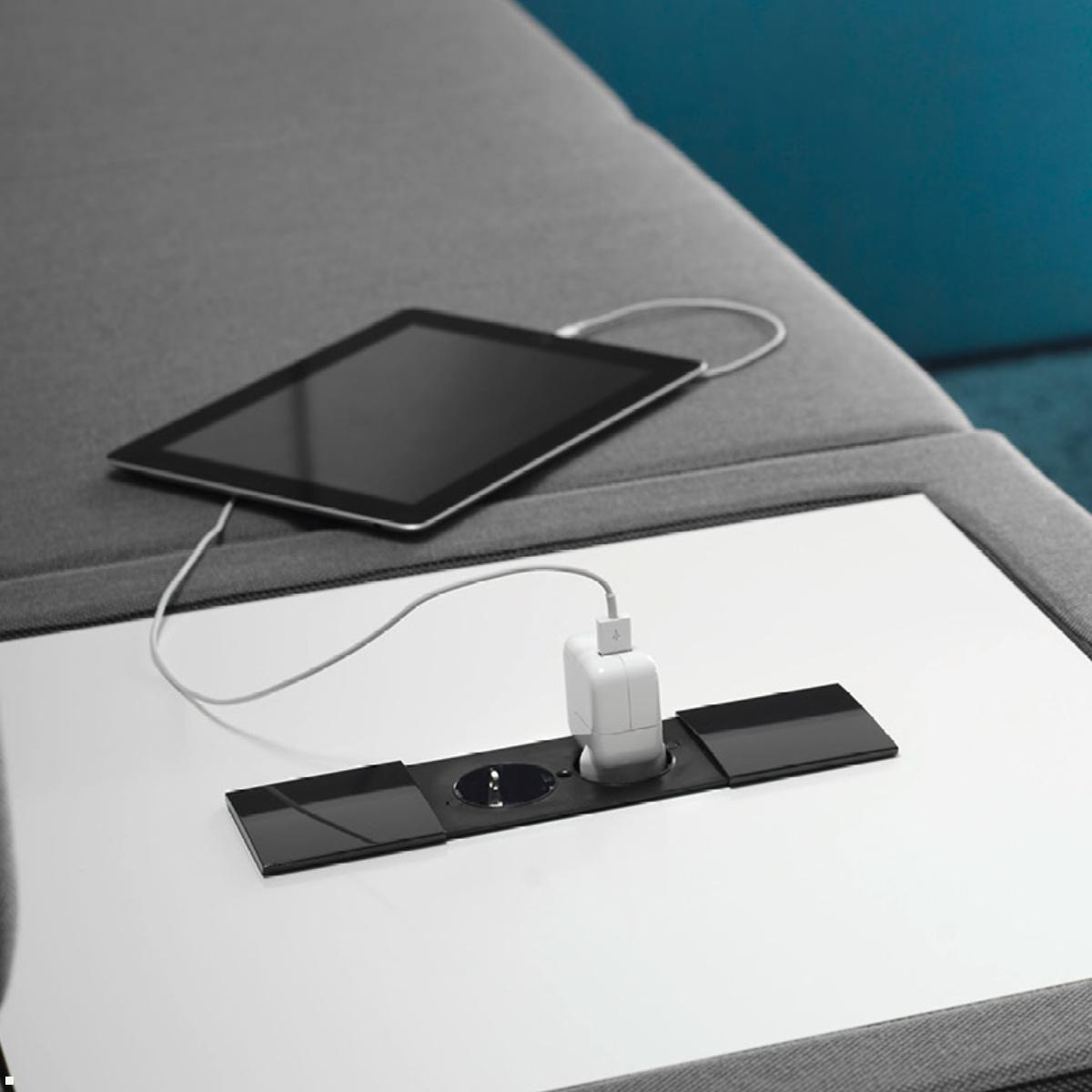 Bachmann DUE Steckdose, USB-A Doppelcharger, Deckel, schwarz (929.040DB), Anwendungsbeispiel Bachmann DUE Steckdose, USB-A Doppelcharger, Deckel, schwarz (929.040DB), Anwendungsbeispiel