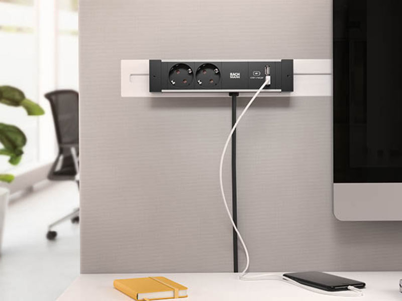 Bachmann DESK RAIL 2x Steckdose CH, 1x USB Charger, 1x Custom Modul (941.004) Anwendungsbeispiel Schreibtisch Bachmann DESK RAIL 2x Steckdose CH, 1x USB Charger, 1x Custom Modul (941.004) Anwendungsbeispiel Schreibtisch