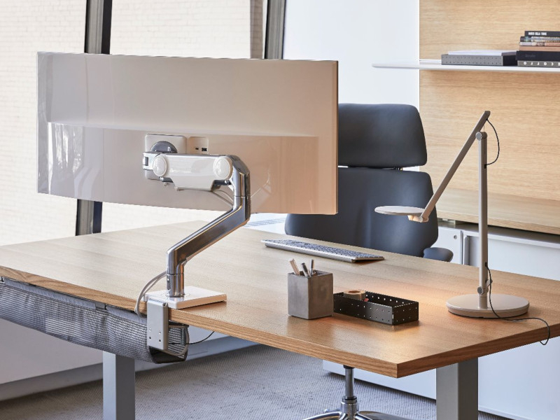 Humanscale M8.1 Monitor Tischhalterung Klemme, schräg, silber (M81CMSBTB) Anwendungsbeispiel Humanscale M8.1 Monitor Tischhalterung Klemme, schräg, silber (M81CMSBTB) Anwendungsbeispiel