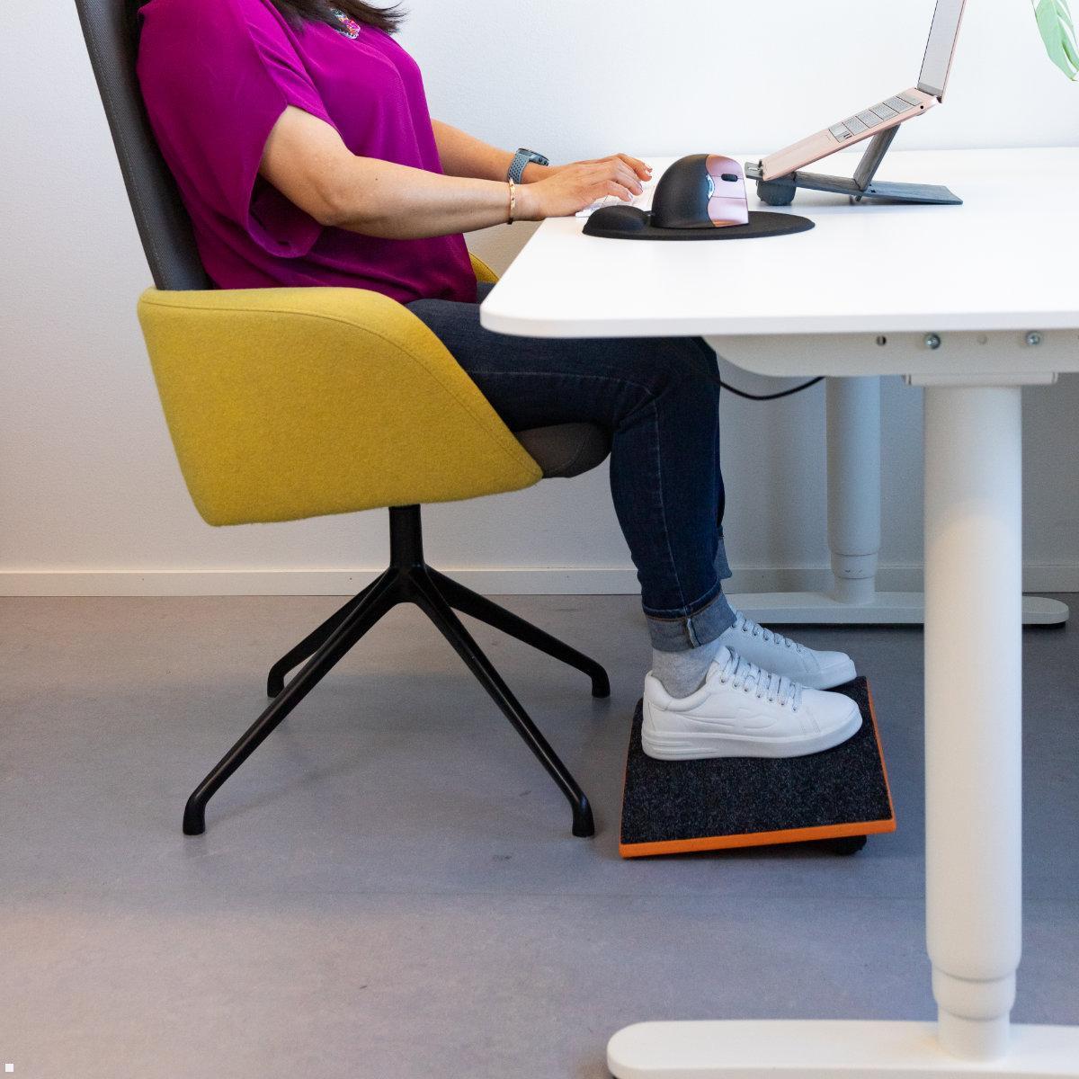 Gymba Active Board inkl. Massagebälle, Anwendungsbeispiel als Fußstütze