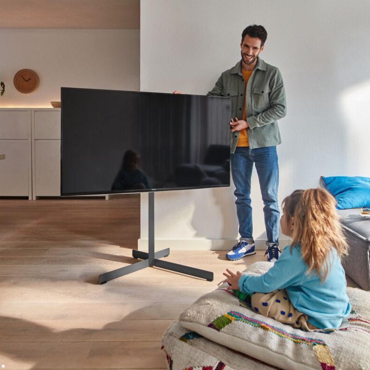 Vogels COMFORT TVS 3690 schwenkbarer TV Ständer 40-77 Zoll, schwarz, Anwendungsbeispiel Vogels COMFORT TVS 3690 schwenkbarer TV Ständer 40-77 Zoll, schwarz, Anwendungsbeispiel