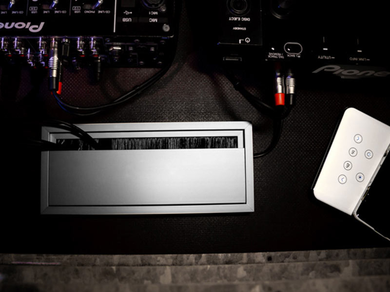 TecLines TKD005 Kabeldurchführung 100x100mm, silber/schwarz Anwendungsbeispiel Club TecLines TKD005 Kabeldurchführung 100x100mm, silber/schwarz Anwendungsbeispiel Club