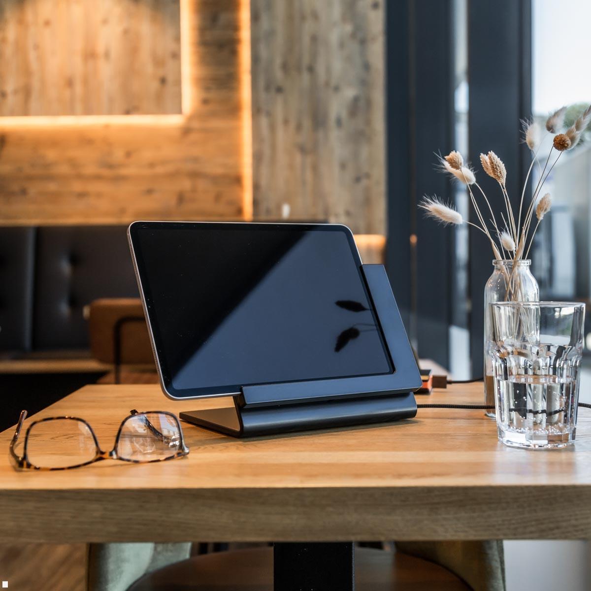 TabLines TTP019 Tabletständer Tisch Plug für Apple iPad Pro 13.0 (M5), Anwendung Restaurant