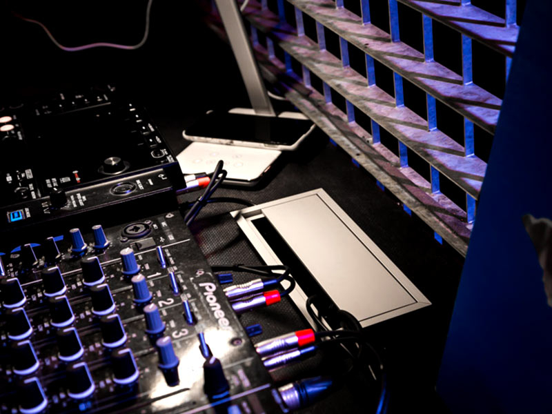 TecLines TKD005 Kabeldurchführung 100x100mm, silber/schwarz Anwendung Kabeldurchlass TecLines TKD005 Kabeldurchführung 100x100mm, silber/schwarz Anwendung Kabeldurchlass