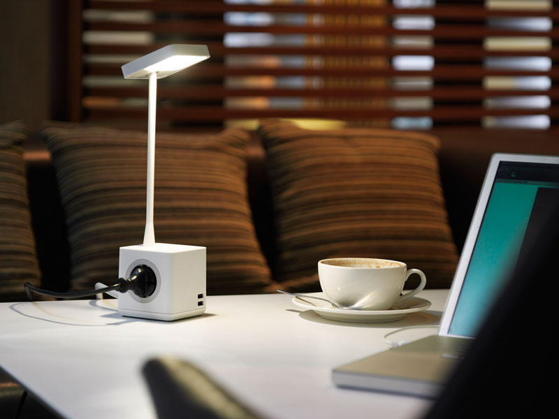 CBS Cubert LED Tischleuchte mit USB-Ports und Stromanschlüssen, weiß CBS Cubert LED Tischleuchte mit USB-Ports und Stromanschlüssen, weiß